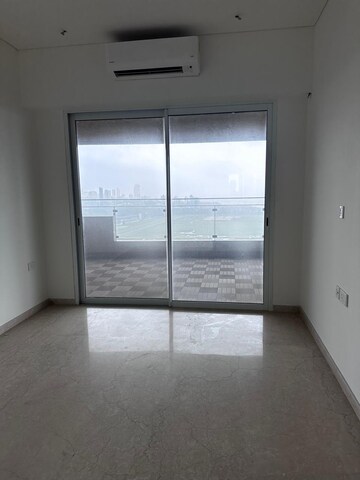 Room in 3 BHK Apartment at Lokhandwala Minerva Mahalaxmi, Mahalaxmi – for Rent