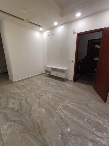 Room in 3 BHK Builder Floor at Dilshad Garden – for Sale