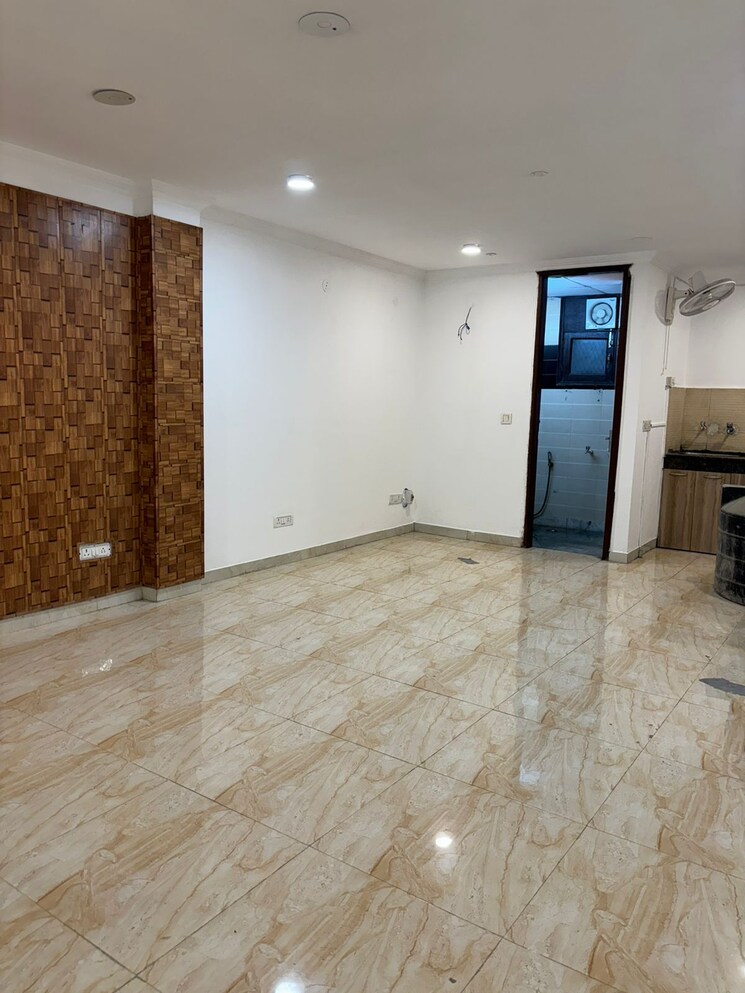 Room, lajpat nagar i Commercial Showroom 900 Sq.Ft. In Lajpat Nagar I Delhi 9136750