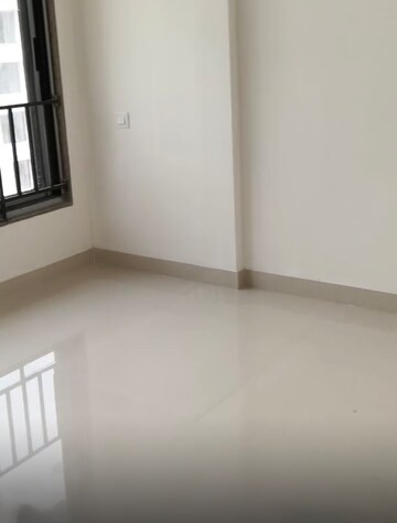Room in 1 BHK Apartment at Lokhandwala Whispering Palms, Kandivali East – for Rent
