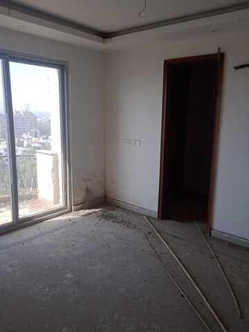 Room in 6+ BHK Penthouse at Antriksh Overseas Apartment, Sector 50 – for Sale