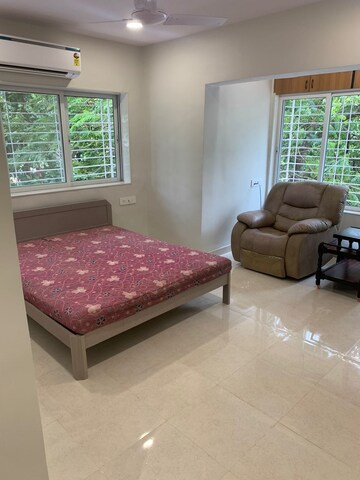 Bedroom in 2 BHK Apartment at Dakshina Park, Vile Parle West – for Rent