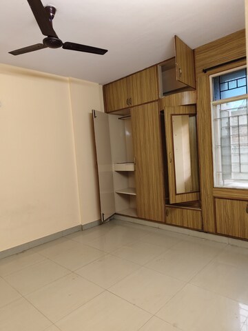 Room in 2 BHK Apartment at Halasuru – for Rent