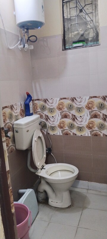 Bathroom in 1.5 BHK Builder Floor at Mayur Vihar Phase 1 – for Rent