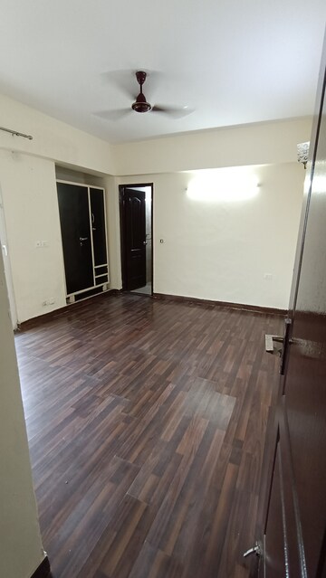Room in 3 BHK Apartment at Sethi Max Royal, Sector 76 – for Rent