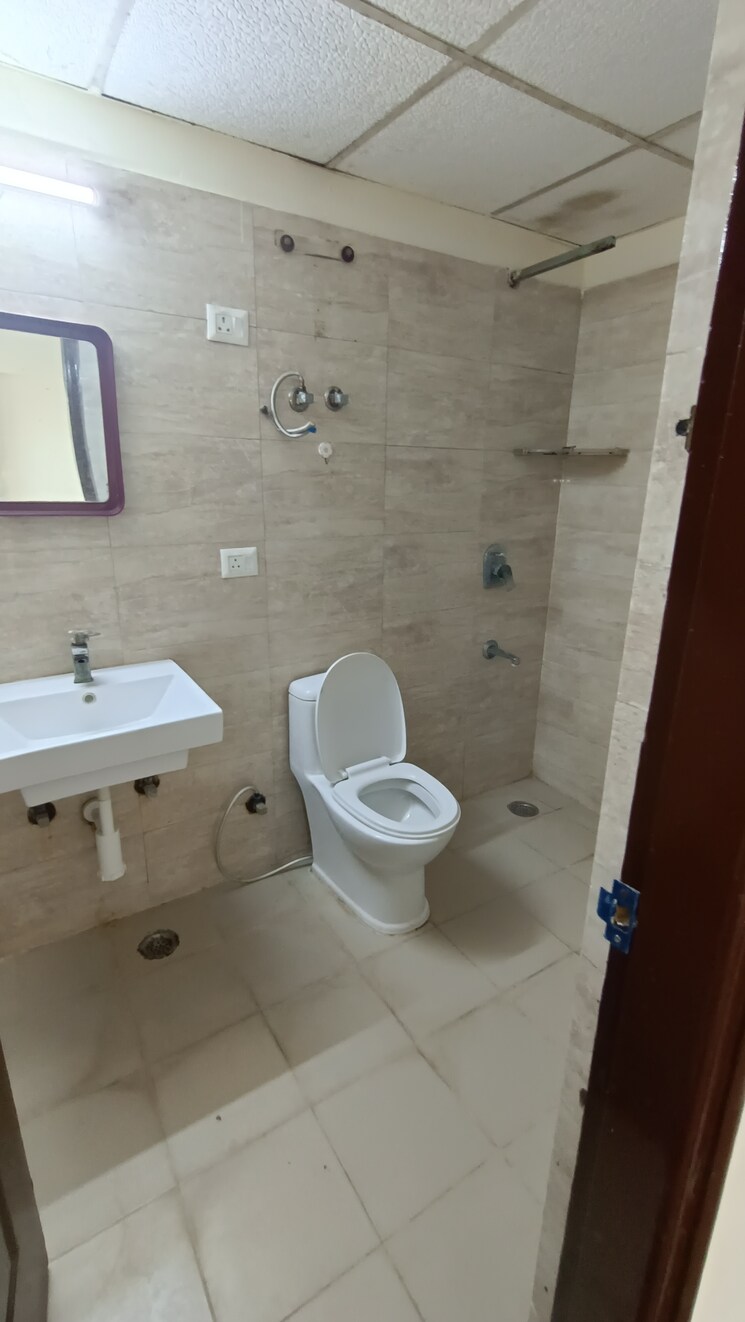 Bathroom, sethi-max-royal 3 Bedroom 1440 Sq.Ft. Apartment In Sector 76 Noida 9137732