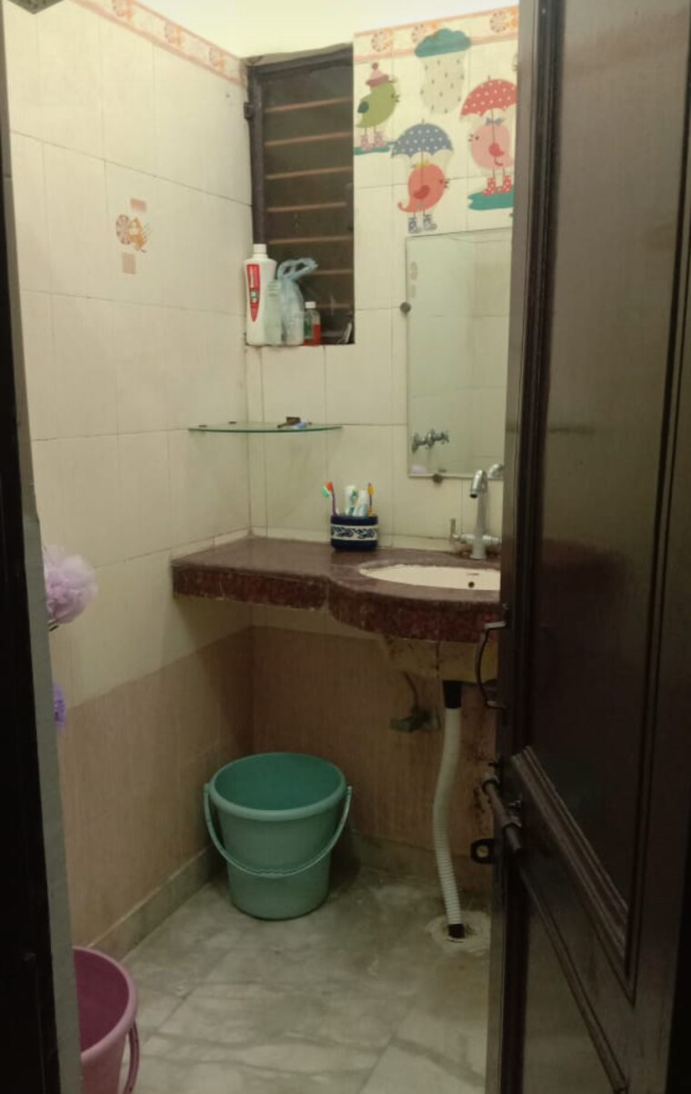 Bathroom, chiranjiv vihar 3.5 Bedroom 220 Sq.Yd. Independent House In Chiranjiv Vihar Ghaziabad 9137771