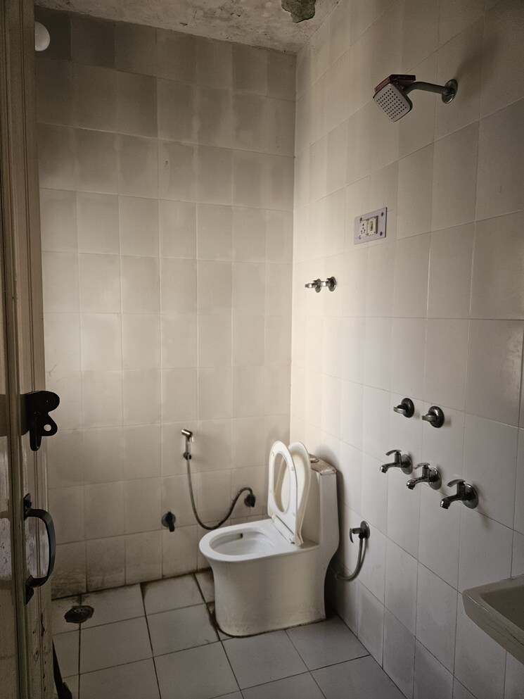 Bathroom, mayur vihar 2.5 Bedroom 750 Sq.Ft. Apartment In Mayur Vihar Delhi 9137790