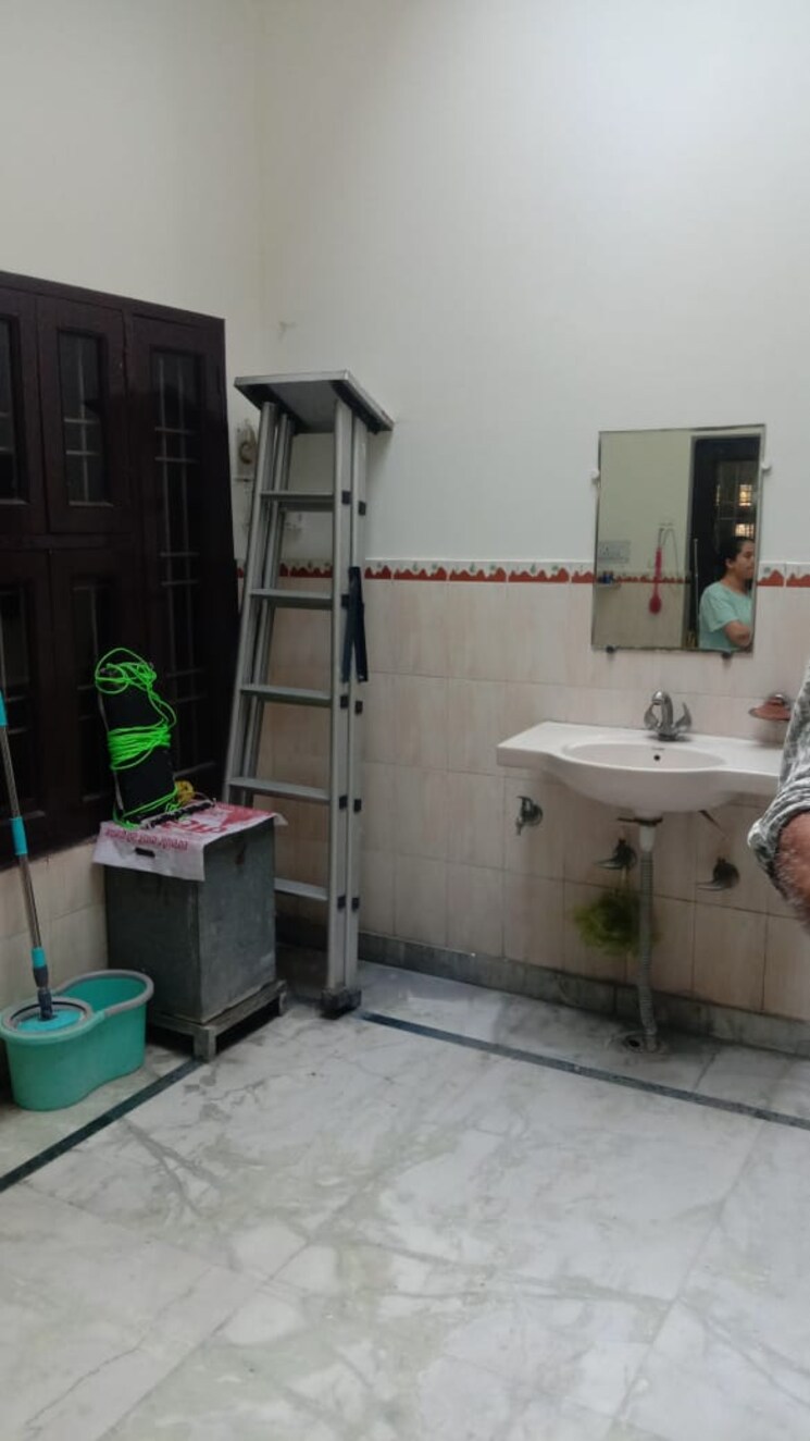 Bathroom, chiranjiv vihar 3.5 Bedroom 220 Sq.Yd. Independent House In Chiranjiv Vihar Ghaziabad 9137847