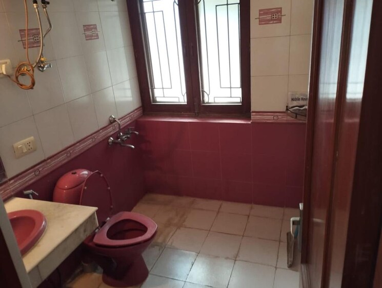 Bathroom, sector 30 1 Bedroom 162 Sq.Mt. Independent House In Sector 30 Noida 9137871