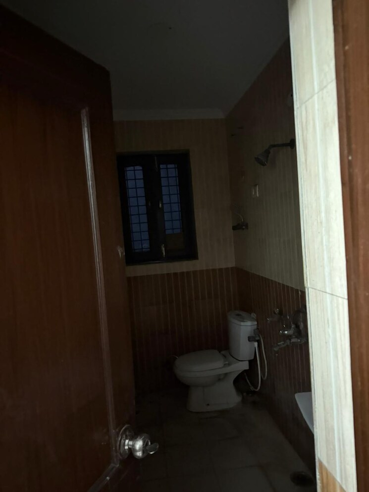 Bathroom, sector 36 1 Bedroom 205 Sq.Mt. Independent House In Sector 36 Noida 9137901