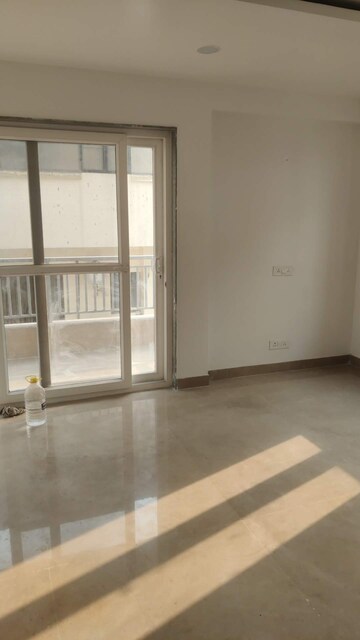 Room in 3.5 BHK Apartment at Smart World Orchard, Sector 61 – for Rent