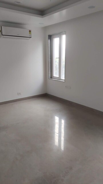 Room in 3.5 BHK Apartment at Smart World Orchard, Sector 61 – for Rent