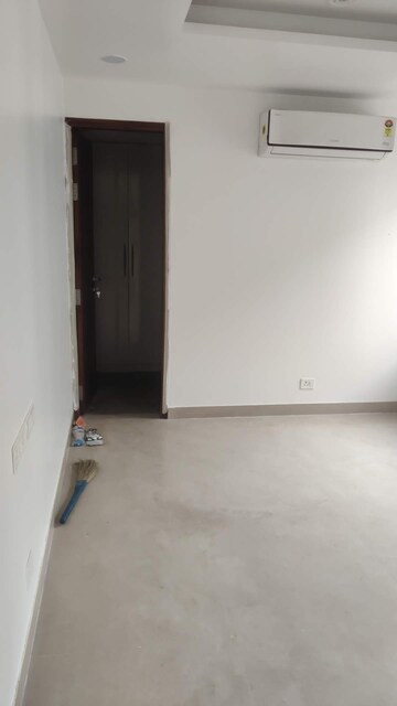 Room in 3.5 BHK Apartment at Smart World Orchard, Sector 61 – for Rent