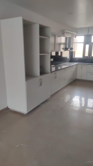 Kitchen in 3.5 BHK Apartment at Smart World Orchard, Sector 61 – for Rent