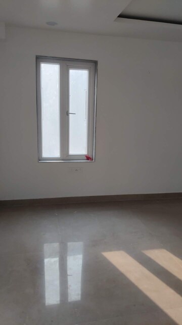 Room in 3.5 BHK Apartment at Smart World Orchard, Sector 61 – for Rent