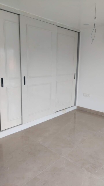 Room in 3.5 BHK Apartment at Smart World Orchard, Sector 61 – for Rent