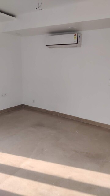 Room in 3.5 BHK Apartment at Smart World Orchard, Sector 61 – for Rent