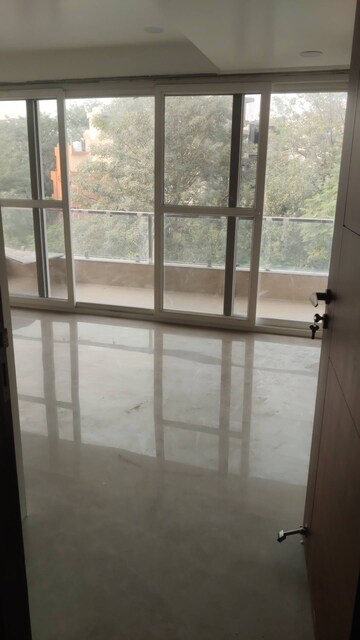 Room in 3.5 BHK Apartment at Smart World Orchard, Sector 61 – for Rent