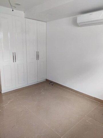 Room in 3.5 BHK Apartment at Smart World Orchard, Sector 61 – for Rent