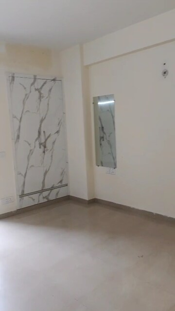 Room in 2.5 BHK Apartment at MCC Signature Heights, Raj Nagar Extension – for Rent