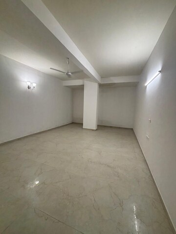 Room in 3 BHK Apartment at Smart World Orchard, Sector 61 – for Rent