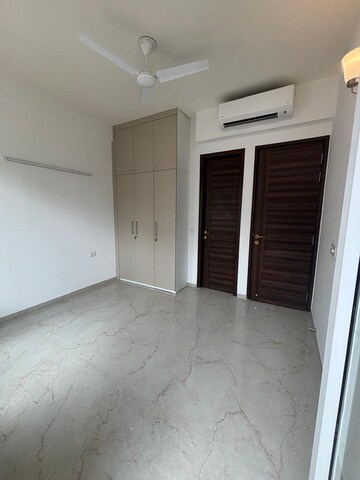 Room in 3 BHK Apartment at Smart World Orchard, Sector 61 – for Rent