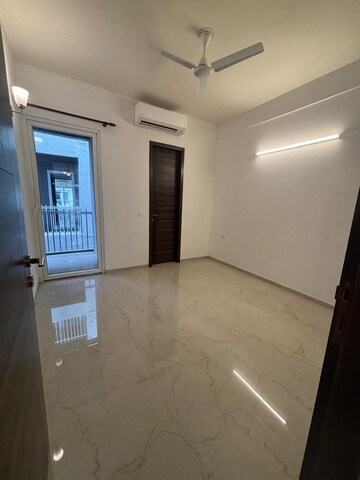 Room in 3 BHK Apartment at Smart World Orchard, Sector 61 – for Rent
