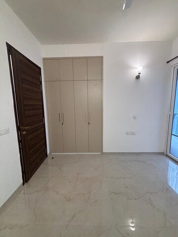Room in 3 BHK Apartment at Smart World Orchard, Sector 61 – for Rent