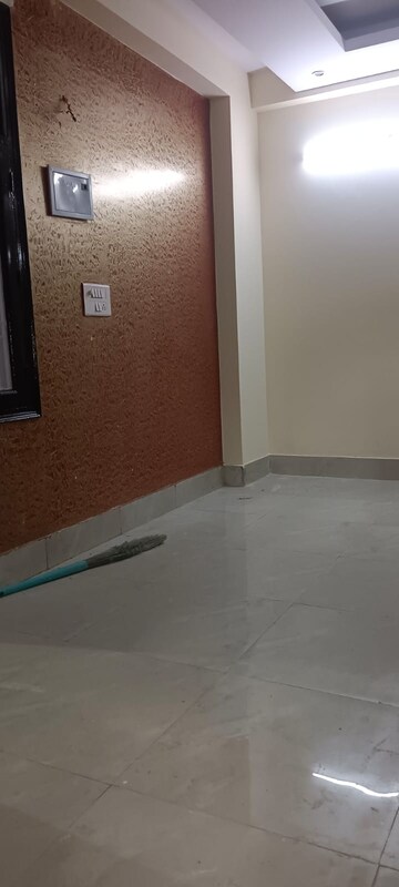 Room in 3 BHK Builder Floor at Maan Heights, Gaur City 1 – for Rent