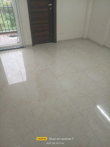 Room in 2.5 BHK Apartment at Smart World Gems, Sector 89 – for Rent