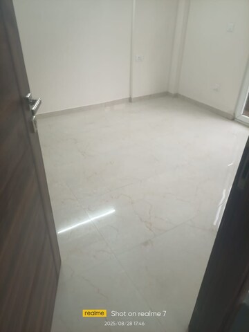 Room in 2.5 BHK Apartment at Smart World Gems, Sector 89 – for Rent