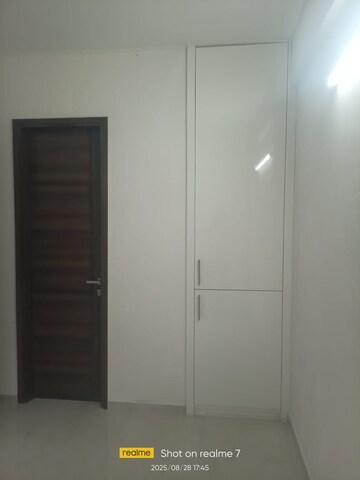 Room in 2.5 BHK Apartment at Smart World Gems, Sector 89 – for Rent