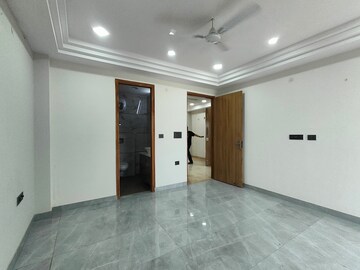 Room in 3 BHK Builder Floor at Sector 52 – for Rent
