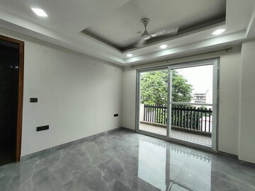 Room in 3 BHK Builder Floor at Sector 52 – for Rent