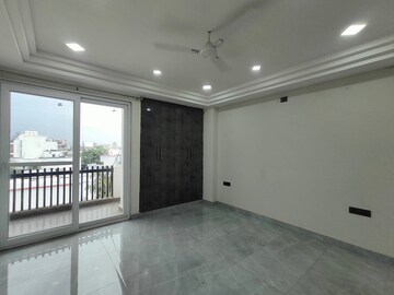 Room in 3 BHK Builder Floor at Sector 52 – for Rent
