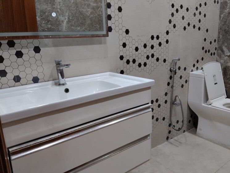 Bathroom, sector 108 3 Bedroom 300 Sq.Mt. Independent House In Sector 108 Noida 9138390