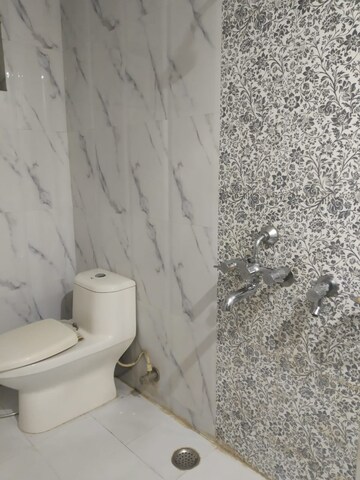 Bathroom in 3 BHK Apartment at Unitech Uniworld Gardens, Sector 47 – for Sale