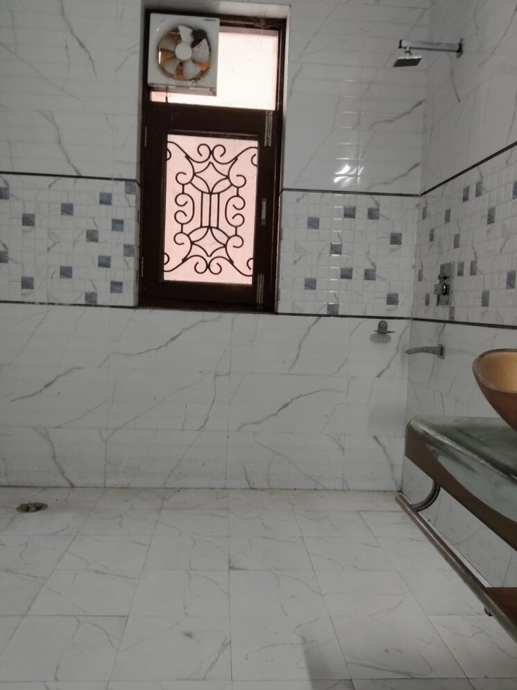Bathroom, sector 92 2.5 Bedroom 450 Sq.Mt. Builder Floor In Sector 92 Noida 9138429