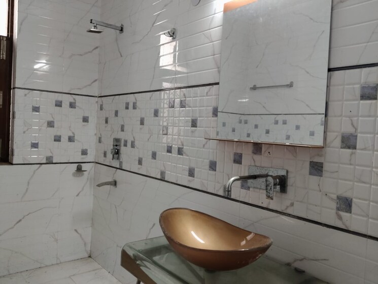 Bathroom, sector 92 2.5 Bedroom 450 Sq.Mt. Builder Floor In Sector 92 Noida 9138429