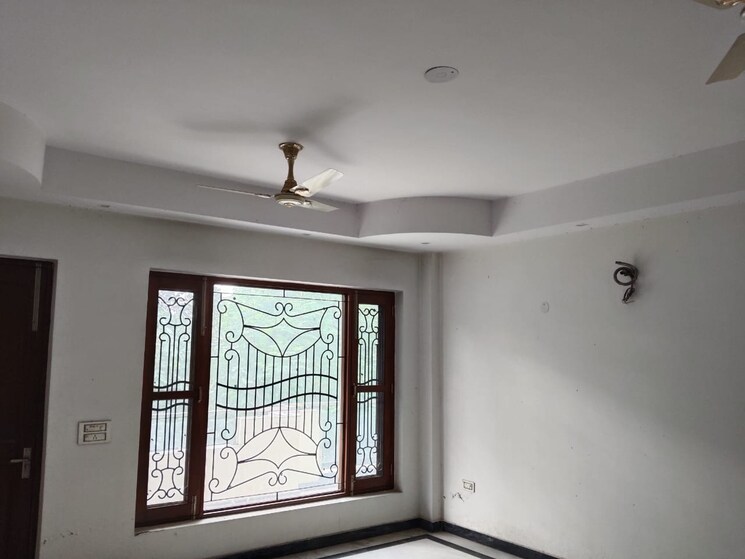 Room, sector 92 2.5 Bedroom 450 Sq.Mt. Builder Floor In Sector 92 Noida 9138429