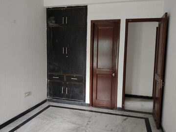 Room in 2.5 BHK Builder Floor at Sector 92 – for Rent