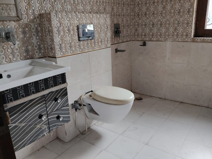 Bathroom, sector 92 2.5 Bedroom 450 Sq.Mt. Builder Floor In Sector 92 Noida 9138429
