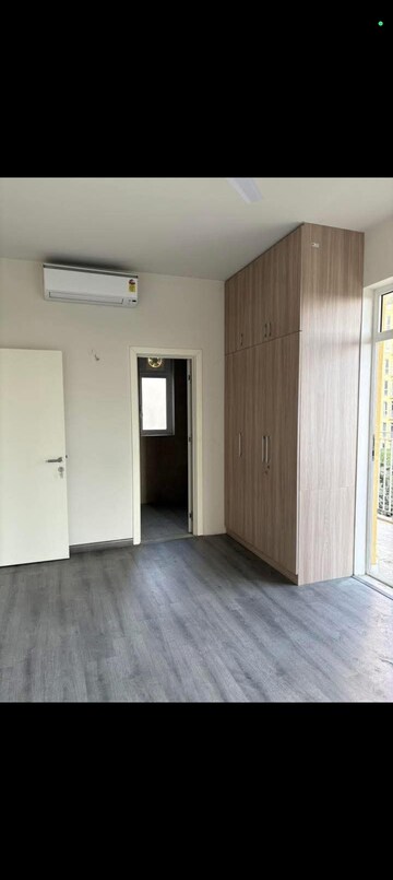 Room in 2.5 BHK Apartment at Ireo The Corridors, Sector 67a – for Rent