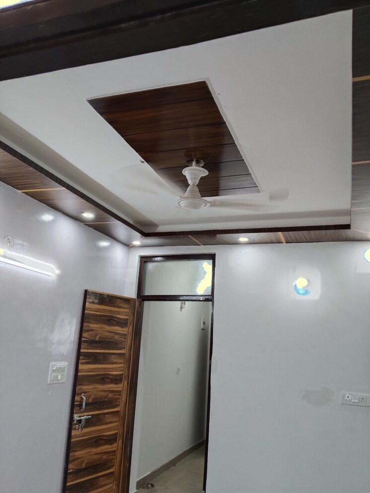 Room, boneeight-apartment 2 Bedroom 65 Sq.Yd. Builder Floor In Khanpur Delhi 9138689