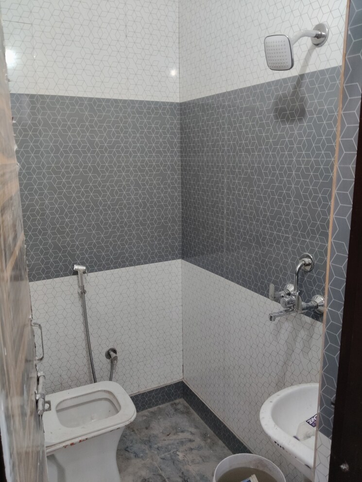 Bathroom, boneeight-apartment 2 Bedroom 65 Sq.Yd. Builder Floor In Khanpur Delhi 9138689