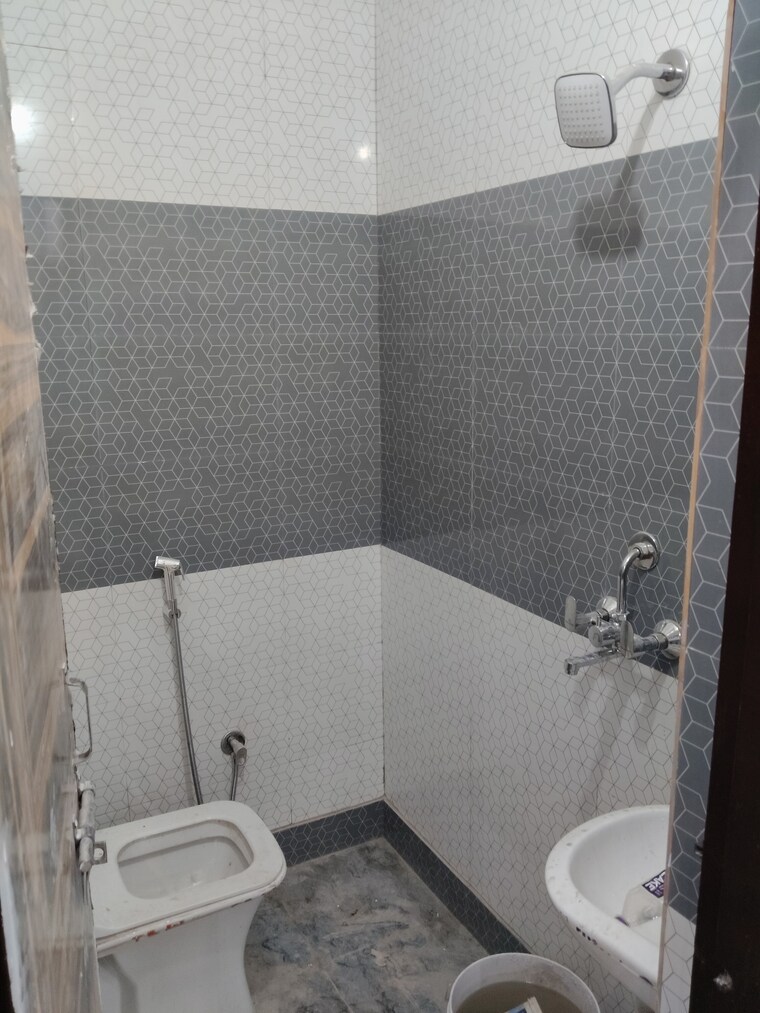 Bathroom, boneeight-apartment 2 Bedroom 65 Sq.Yd. Builder Floor In Khanpur Delhi 9138689
