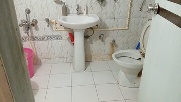 Bathroom in 3 BHK Apartment at Walkeshwar – for Rent