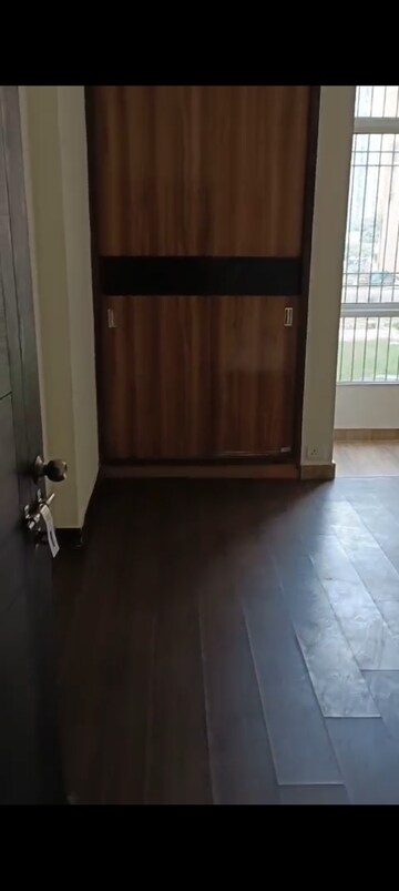Room in 3 BHK Apartment at Jaypee Wish Town Klassic, Sector 134 – for Rent