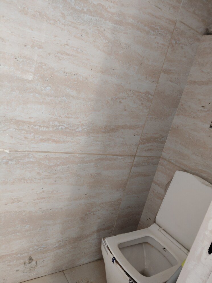 Bathroom, netaji subhash place Commercial Office Space 535 Sq.Ft. In Netaji Subhash Place Delhi 9139166